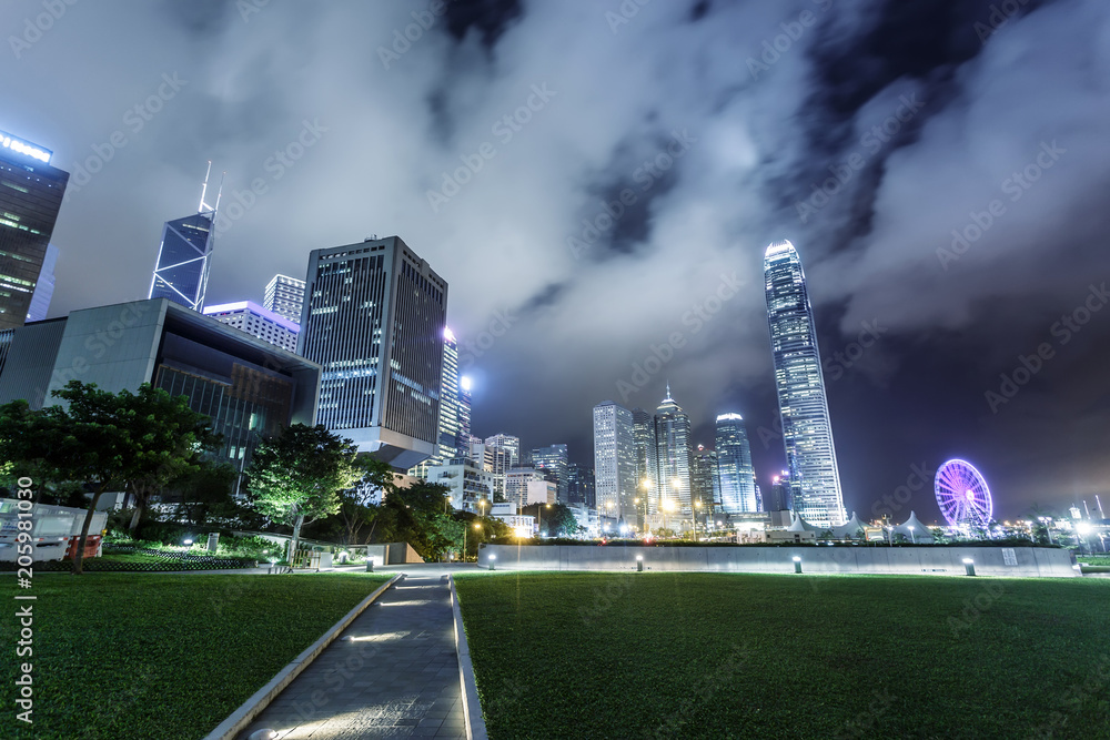 摩天大楼和夜晚城市周围的河流全景