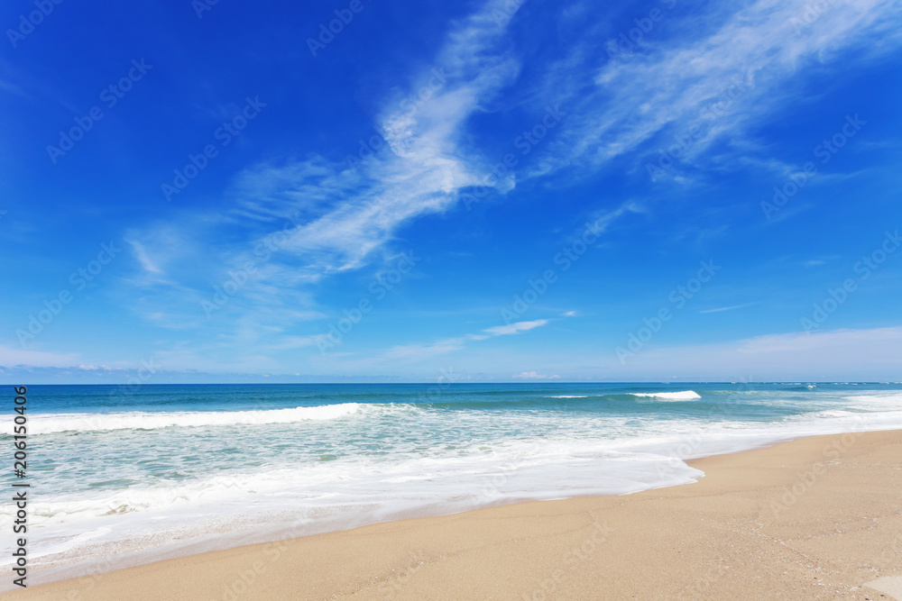 美丽的热带海滩安达曼海和晴朗的蓝天背景，普吉岛，夏季海滩智慧