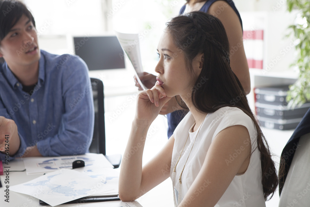 悩んでいる女性会社員