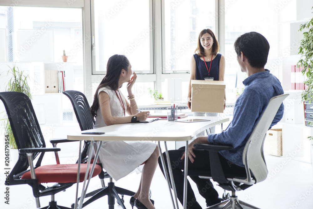 会議に資料を運んできた女性