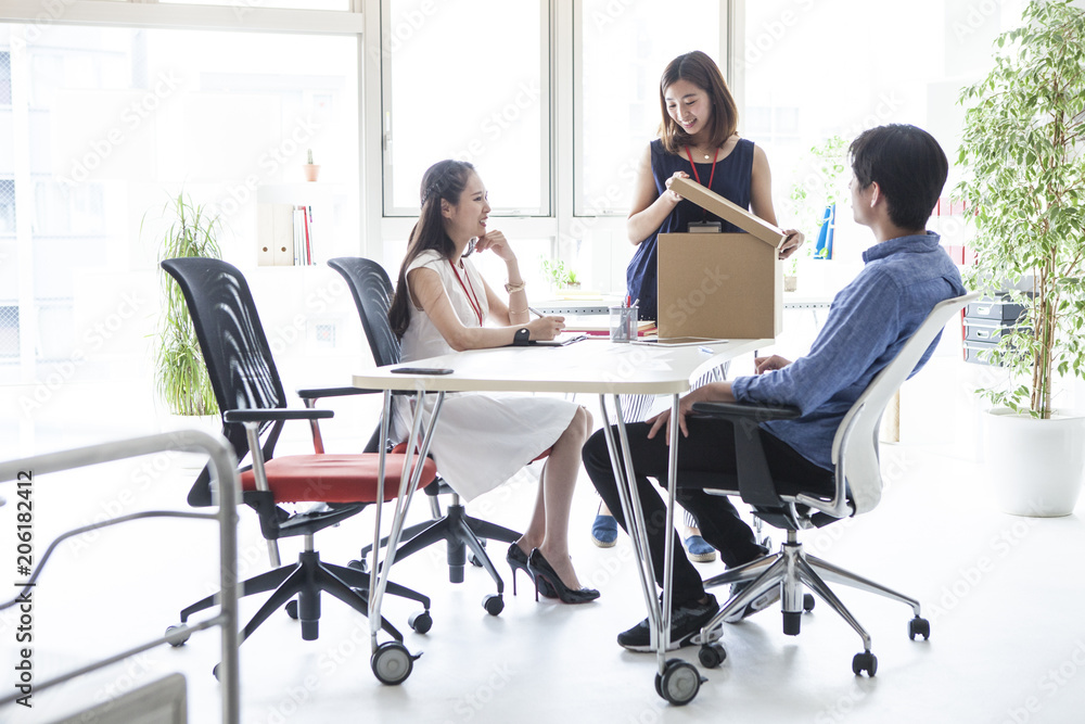 ダンボール箱を開けている女性社員