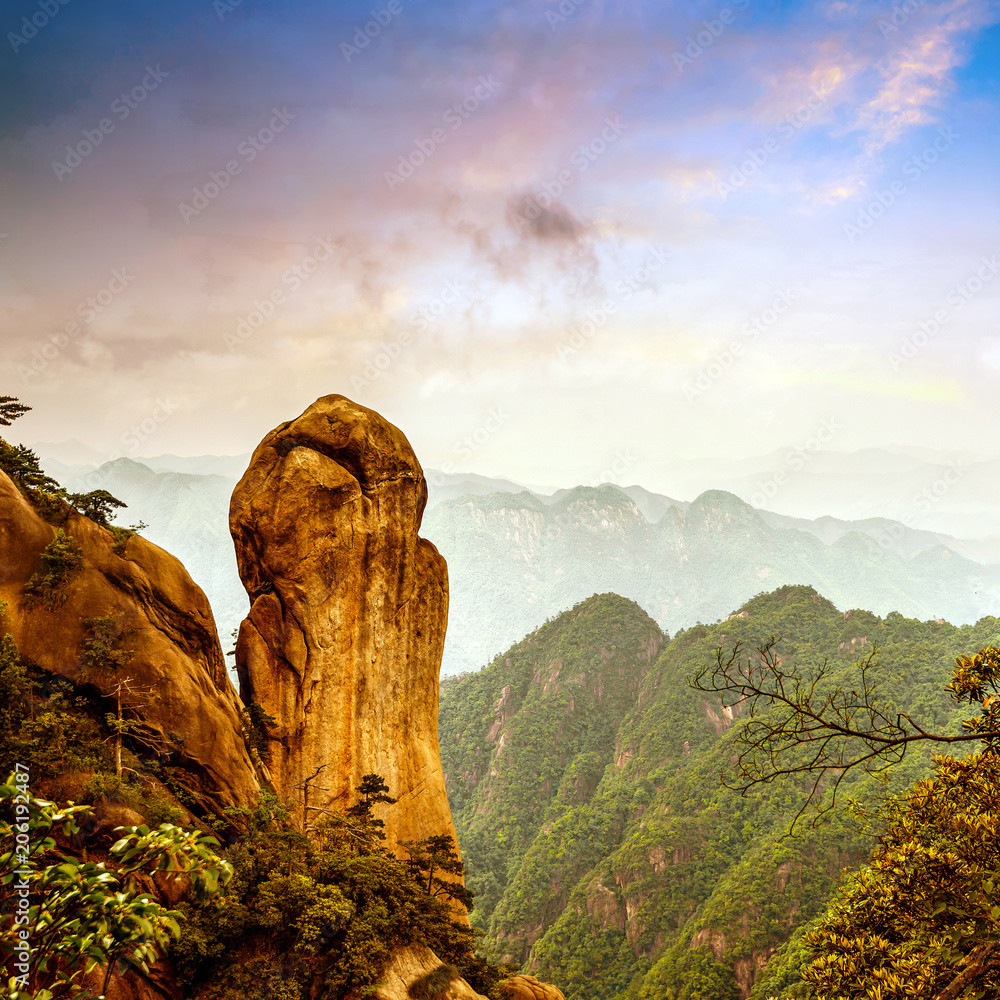 黄昏日落与群山