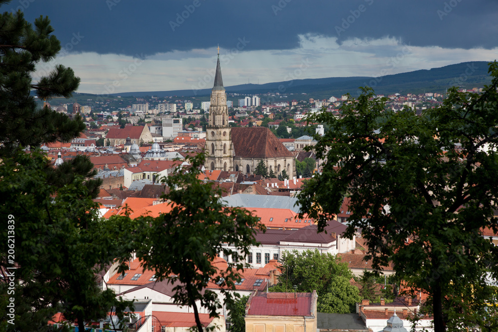 从罗马尼亚贝尔维迪尔看到的cluj Napoca与圣迈克尔教堂