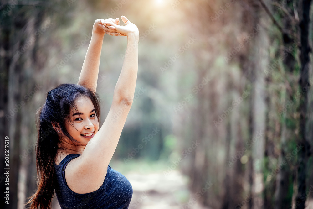 亚洲女孩周末在松林中锻炼，松林苍翠美丽。运动女孩和李娜