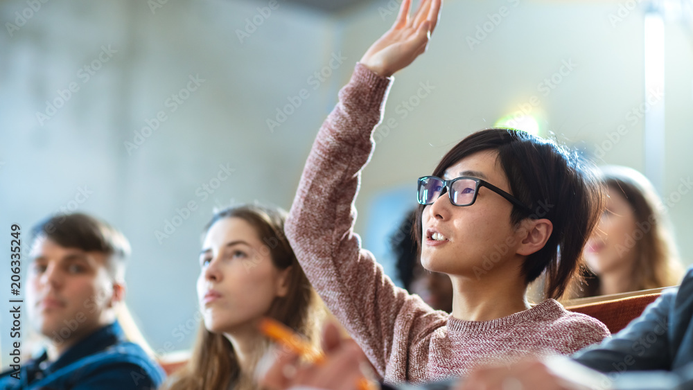 在课堂上，聪明的亚洲学生问教授一个问题。现代光明的多民族群体