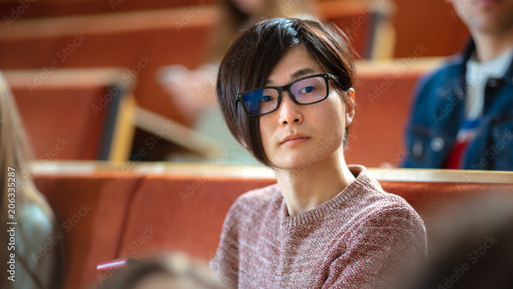 课堂上聪明的亚洲学生在课堂上听讲座。聪明的年轻人街