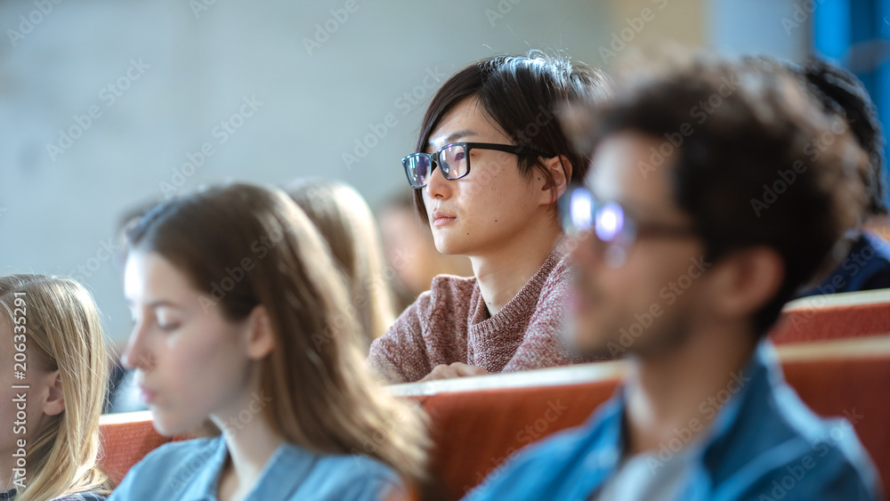 课堂上聪明的亚洲学生在课堂上听讲座。聪明的年轻人街