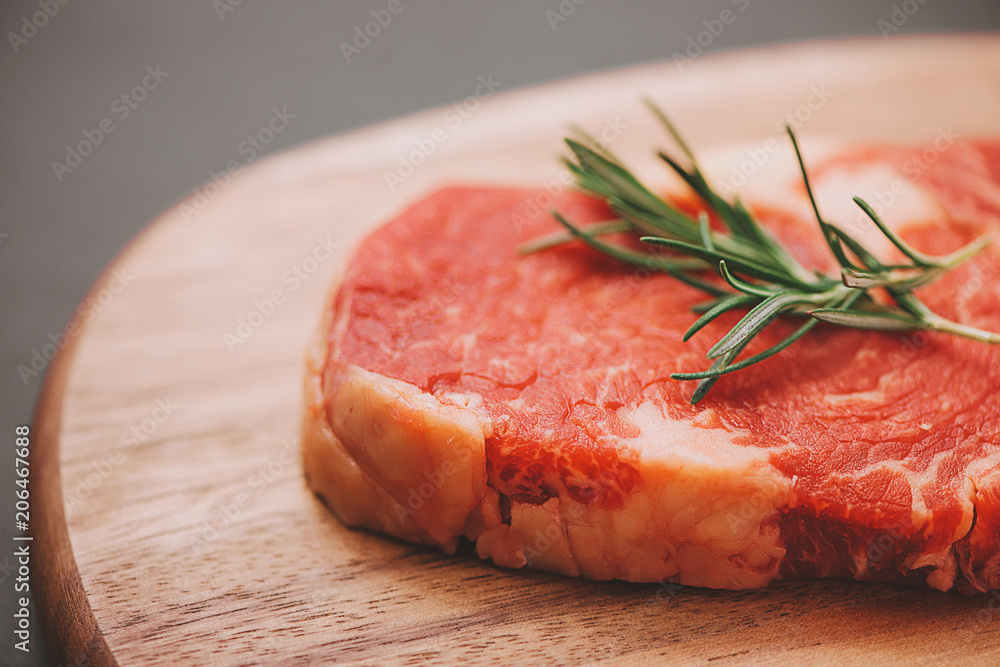 原料生牛肉烹饪。带复制空间的俯视图