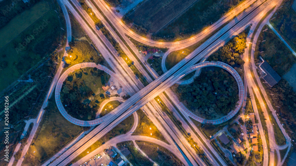 一个大型公路交叉口的鸟瞰图，一个城市的鸟瞰立交。