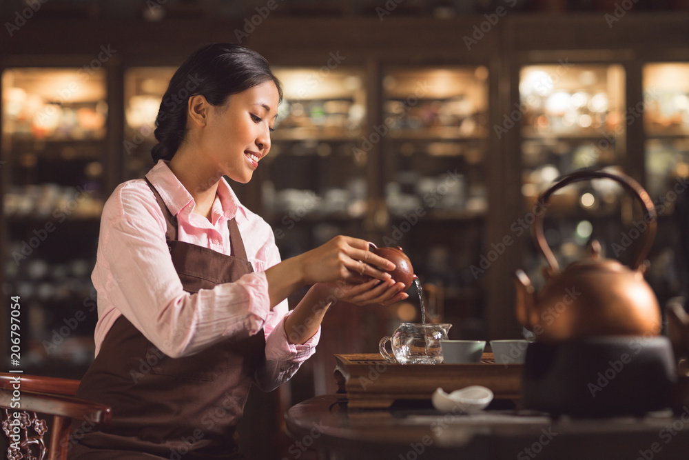 倒茶的年轻女孩