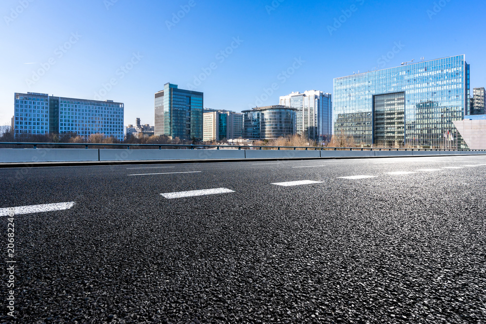 柏油路城市天际线