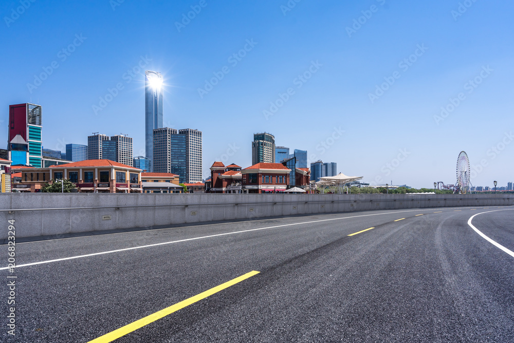 柏油路城市天际线