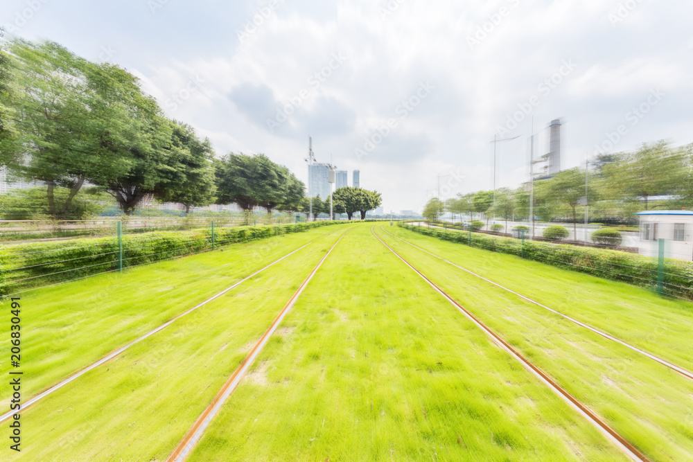 铁路与树木和绿地