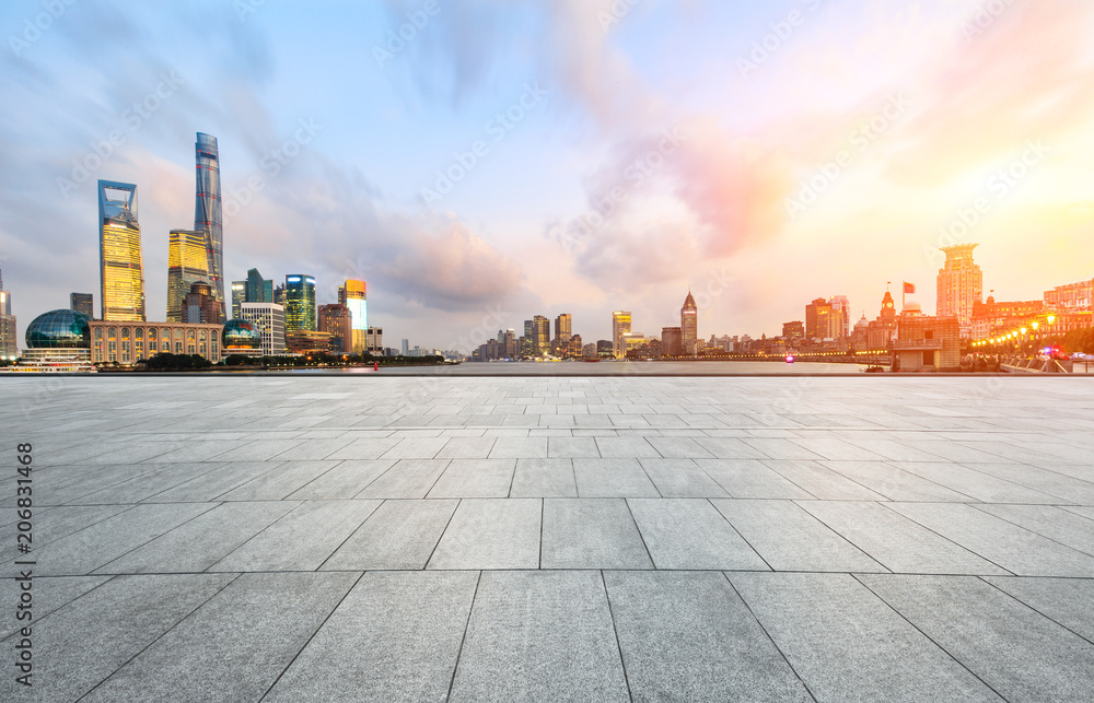 中国上海现代城市建筑与空置广场层