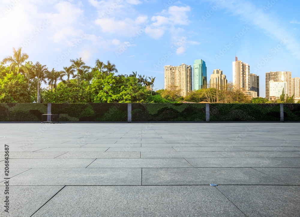 中国深圳空荡荡的广场楼层和现代化的城市天际线