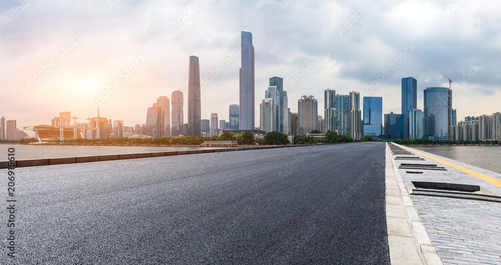 日落时分，中国广州的柏油路和现代城市天际线