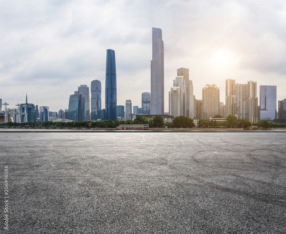 日落时分，中国广州的沥青广场路和现代城市天际线