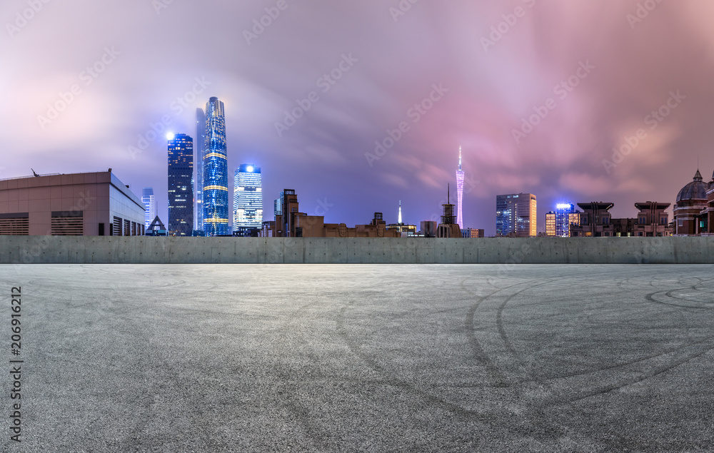 中国广州夜晚空旷的沥青广场路和现代城市天际线