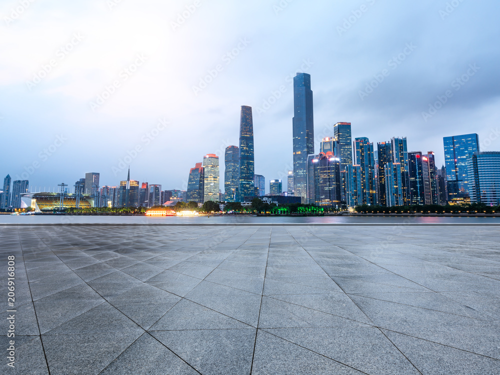 中国广州夜晚的空旷广场和现代城市天际线