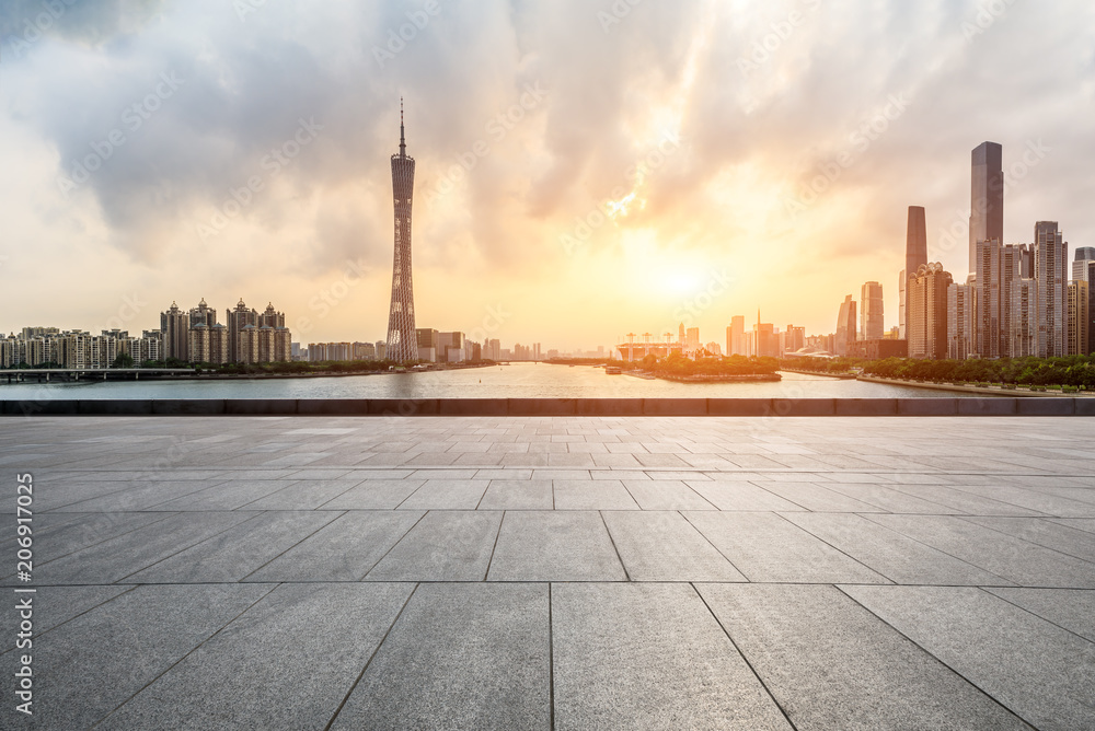 日落时分，中国广州的空旷广场和现代城市天际线