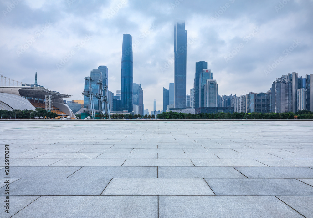 黄昏时，中国广州的空旷广场和现代城市天际线