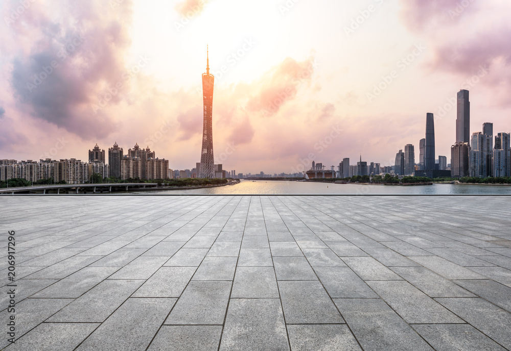 日落时分，中国广州的空旷广场和现代城市天际线