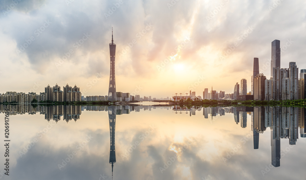 日落时分珠江上的中国广州现代城市天际线全景