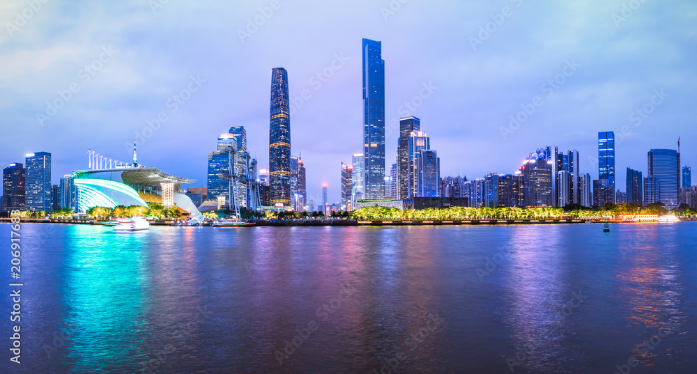 中国广州珠江上的现代城市天际线全景图