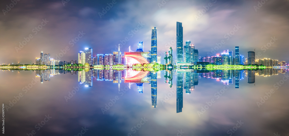 夜晚珠江上的中国广州现代城市天际线全景