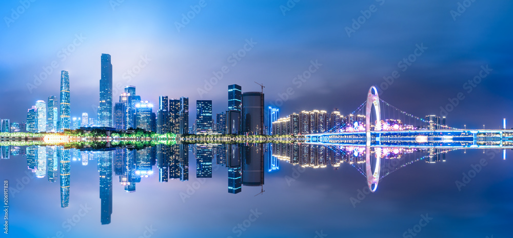 夜晚珠江上的中国广州现代城市天际线全景