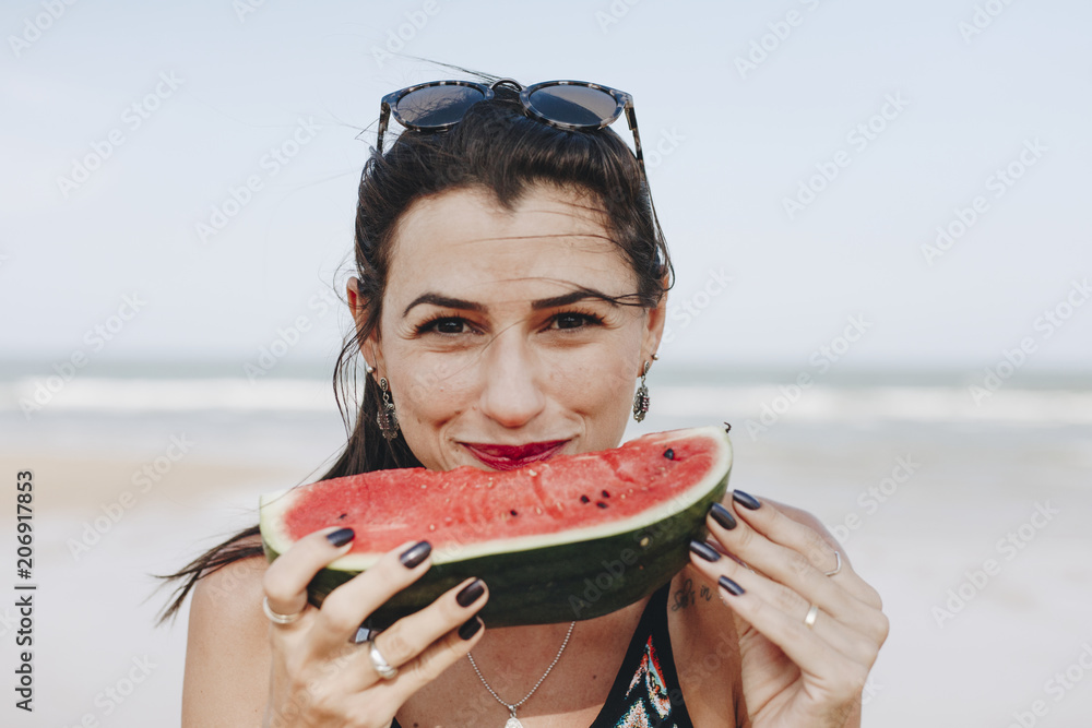 海滩上吃西瓜的女人