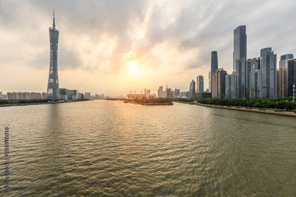 日落时分珠江上的中国广州现代城市天际线全景