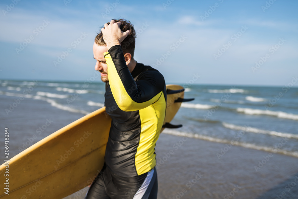 一名男子携带冲浪板