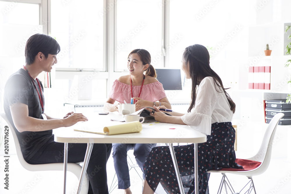 三人で楽しそうに会議をしている男女