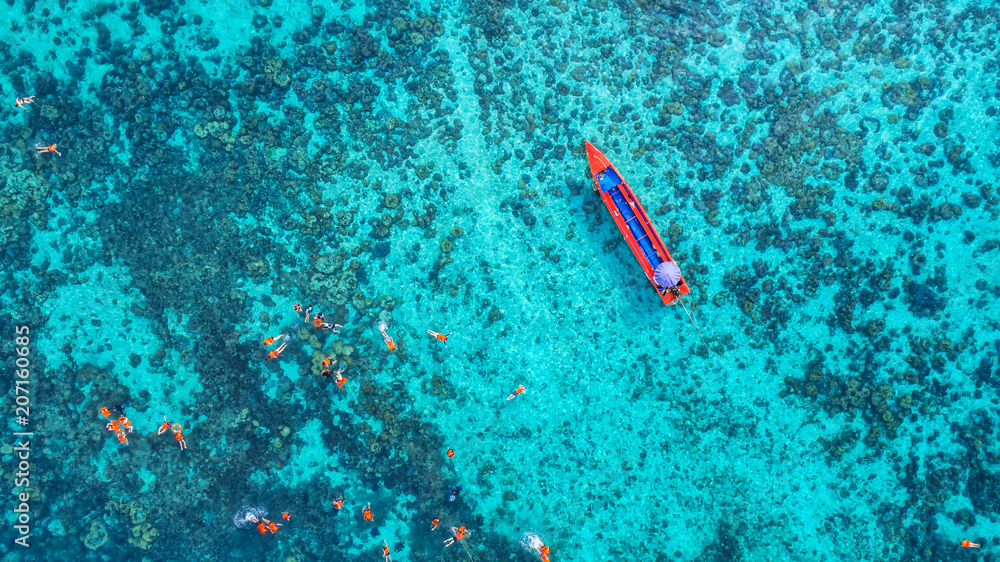 海上划船，游客戏水。鸟瞰图和俯视图。美丽的自然背景。