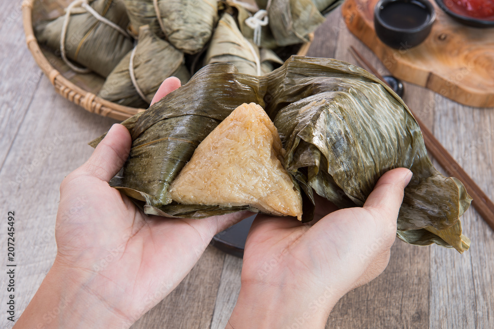 端午节，一个男人要吃粽子，这是亚洲的传统食物