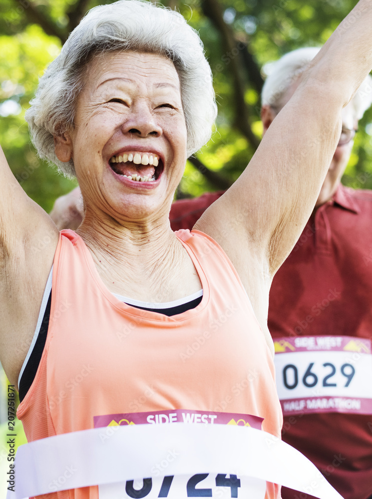 亚洲老年妇女到达终点