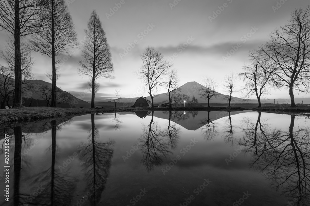 静冈县富士宫伏磨帕拉露营地清晨的富士山