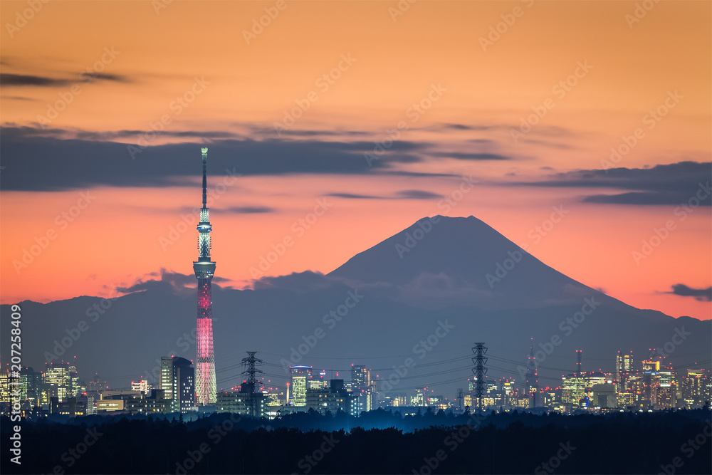 冬季黄昏时分的东京天树和富士山。