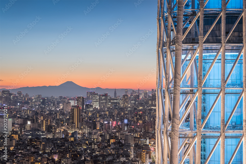 富士山的东京夜景。富士山位于东京西南约100公里处。