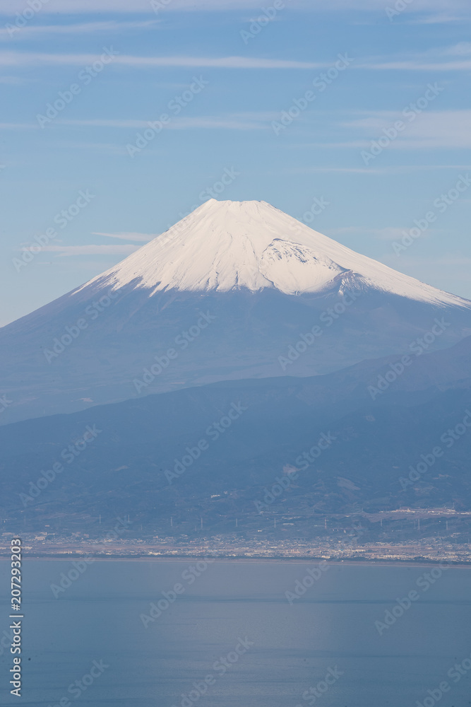 静冈县冬季的富士山和骏河湾。从伊豆县的大流山看