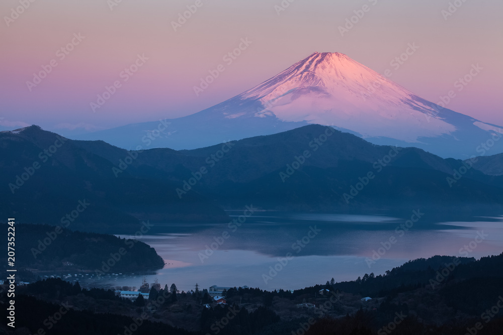 清晨冬季的富士山和阿什湖