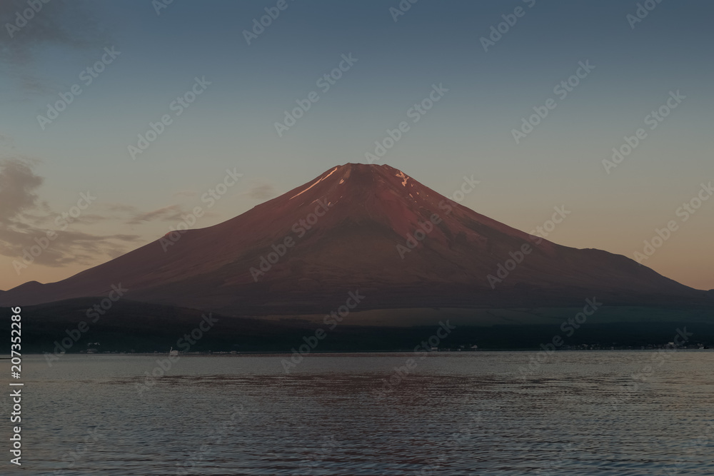 赤霞富士，夏日日出时的红色富士山