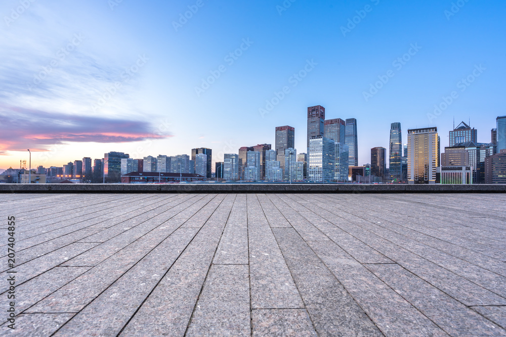 拥有城市天际线的空广场