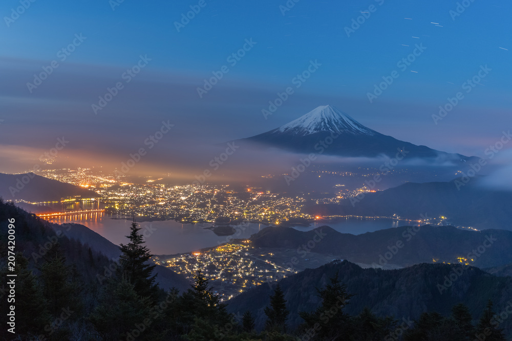 富士山的夜景，多云的天空和河口湖，从新道toge视图看到poi