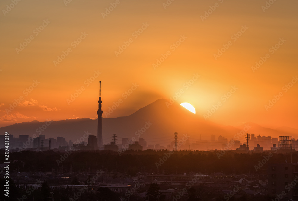 。东京富士钻石与东京天树地标。钻石富士是夕阳与太阳相遇的景象。