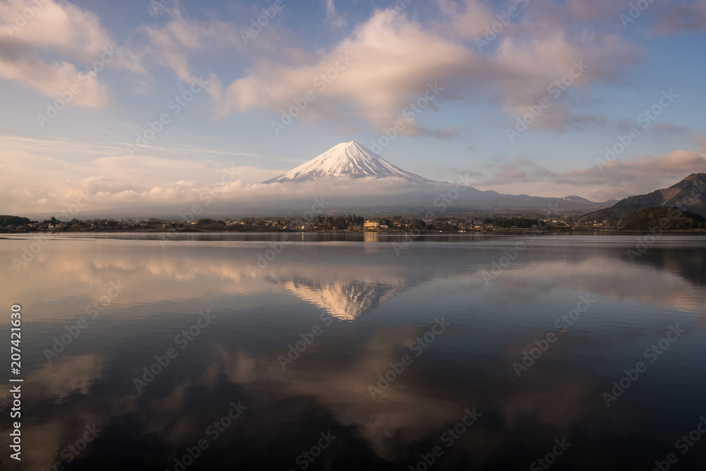 清晨的富士山和川口湖