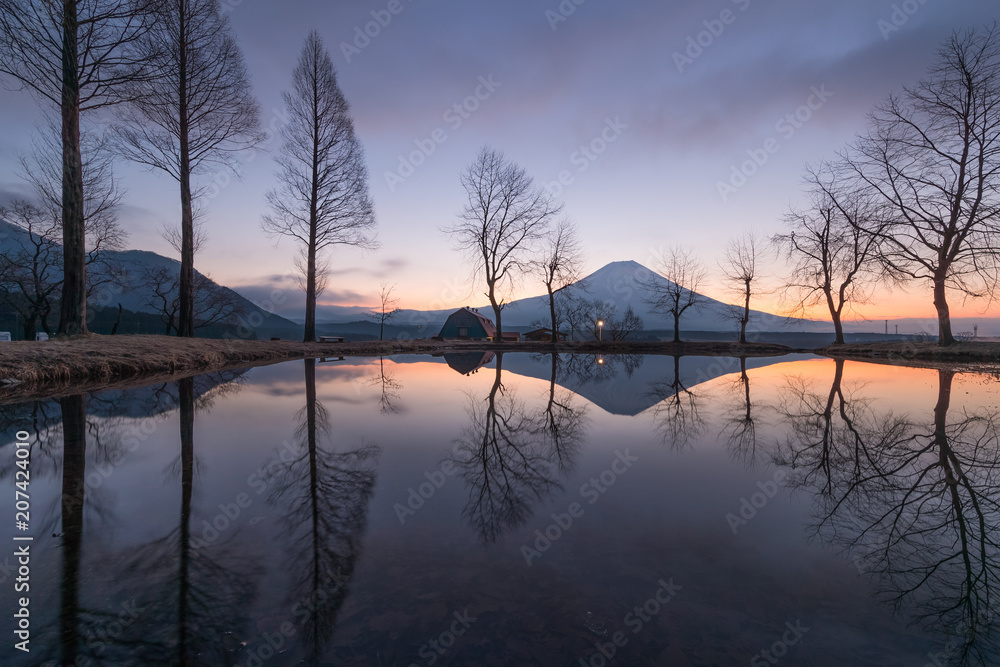 上午在静冈县富士宫的Fumotopara露营地的富士山