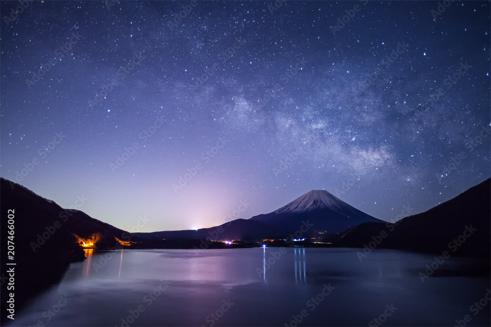 冬季富士山和元宿湖的米尔基韦