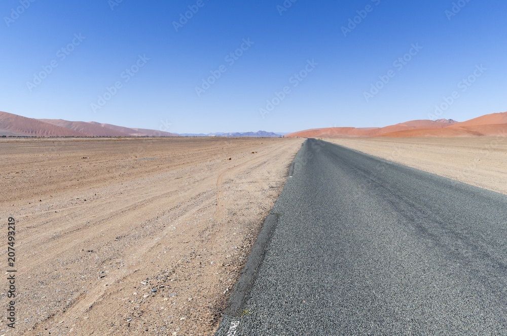 纳米比亚沙漠中的道路/纳米比亚沙漠中通往地平线的笔直道路，纳米比亚，非洲。